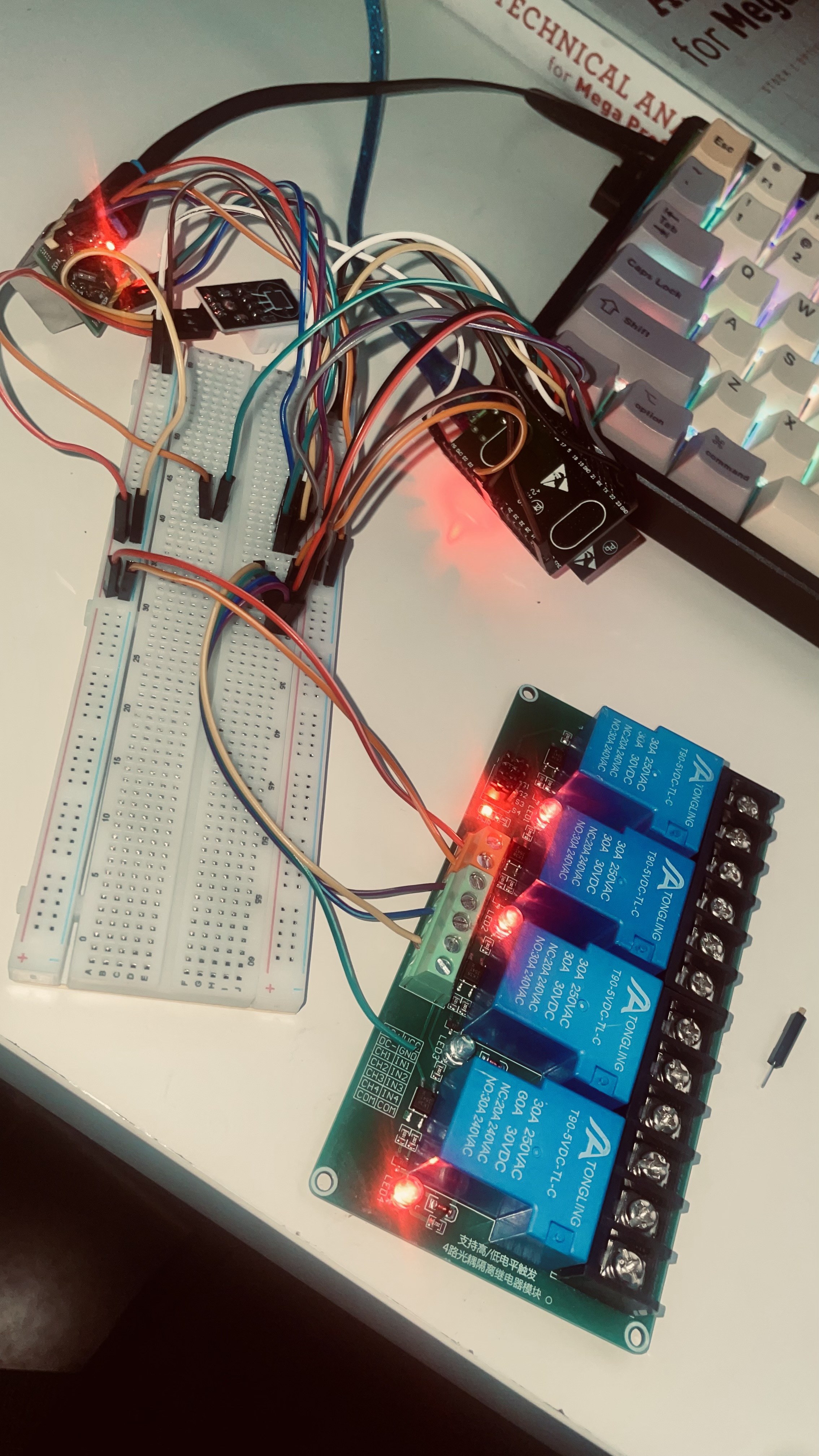 esp32 dan w5500 ethernet terhubung dengan jumper wire di meja kerja